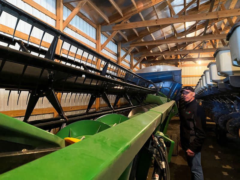 El agricultor Dave Kestel junto a un equipo agrícola en su granja de maíz en Manhattan, Illinois, EEUU