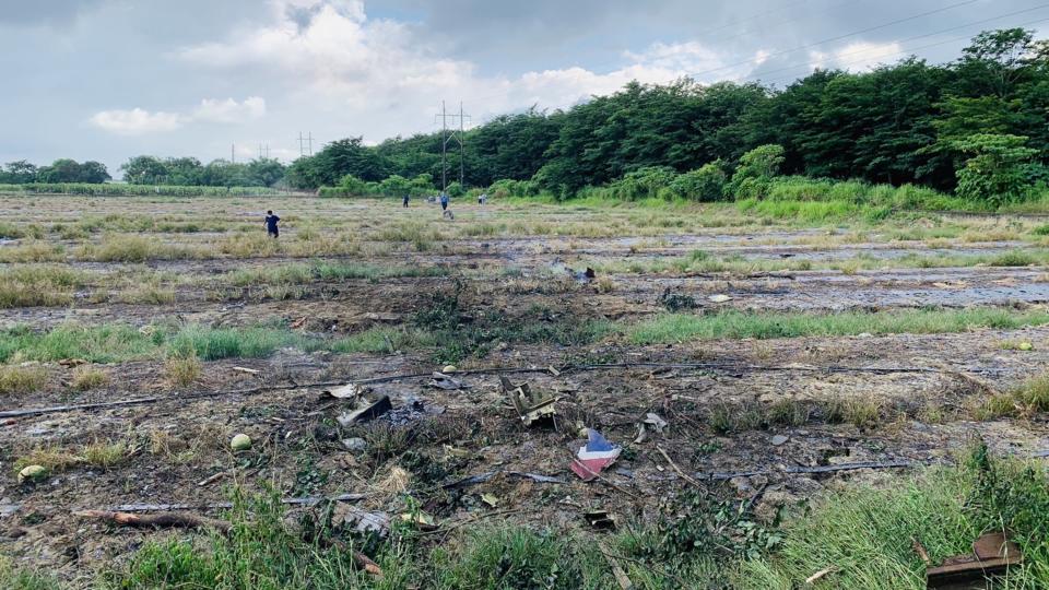 空軍一架AT-3教練機31日上午在高雄岡山基地起飛執行訓練任務時墜毀，駕駛飛官徐大鈞少尉尋獲但不幸殉職。圖為搜救人員於岡山區田厝一路附近發現機體殘骸，幸未波及其他民宅。（讀者提供）