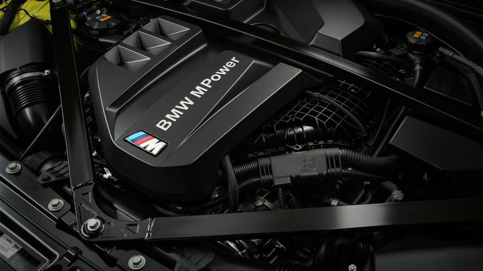圖／2021 BMW 4-Series M4 Competition Racing Package搭載M TwinPower Turbo直列六缸汽油引擎，經過全面升級與調校，最大可達510匹馬力、以及驚人的66.3kgm扭力峰值，0~100km/h加速僅需3.9秒。
