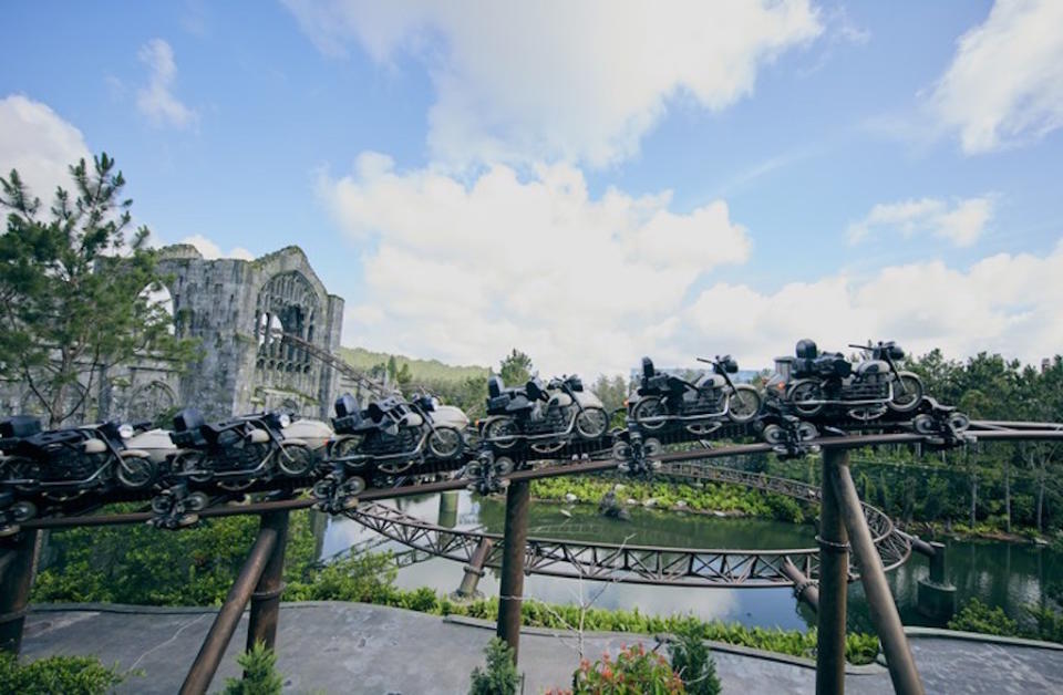 Hagrid's roller coaster with empty cars.