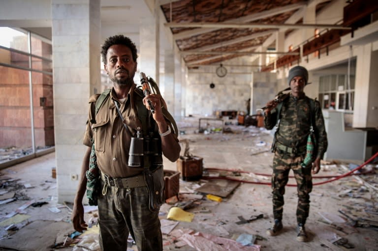 Des miliciens amhara dans l'aéroport dévasté de Lalibela, le 7 décembre 2021 (AFP/Solan Kolli)
