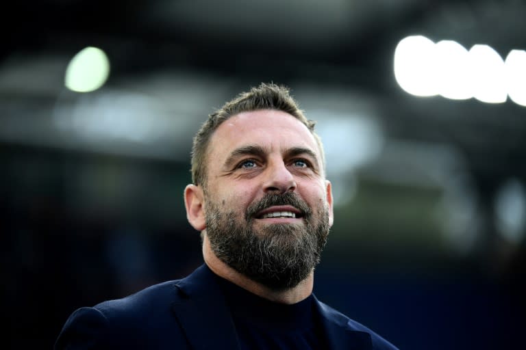 El entrenador italiano Daniele de Rossi, de la Roma, sonríe antes del partido contra el Bolonia de la 33ª jornada de Serie A, el 22 de abril de 2024 en Roma. (Filippo MONTEFORTE)