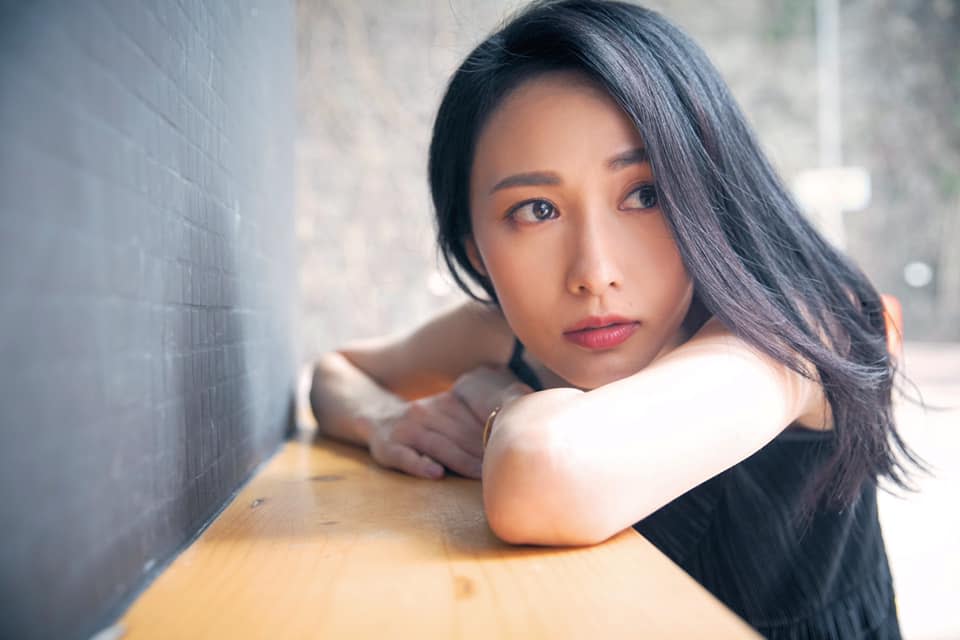 新劇《反黑路人甲》搵嚟好多靚女演員有份参演，當中包括女主角之一嘅湯怡。今次湯怡喺《反黑路人甲》中演蘇芷珊一角，樣子十分清純可愛，令觀眾眼前一亮。唔少觀眾都覺得湯怡外型清純可愛又靚女，雖然已經年過三十，仍然少女味十足，係真正嘅「靚湯」。