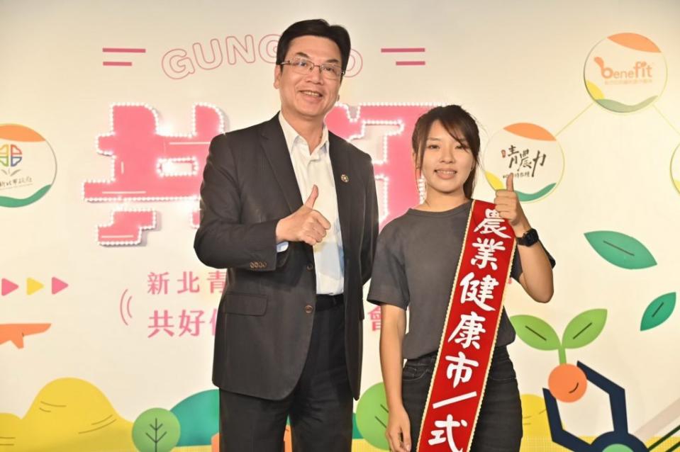 新北市副市長劉和然將印有「農業健康市／式」背帶授予青農聯誼會長盧苡甄，象徵賦予新北市青農販售健康農產品任務。（記者吳瀛洲攝）