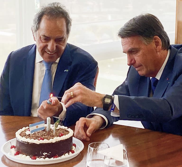 En el día que se cumple un año de su gestión al frente de la Embajada argentina en Brasil, Daniel Scioli fue recibido por el presidente Jair Bolsonaro. Durante el encuentro, ambos tuvieron oportunidad de repasar los avances en todas las áreas de la relación bilateral.
