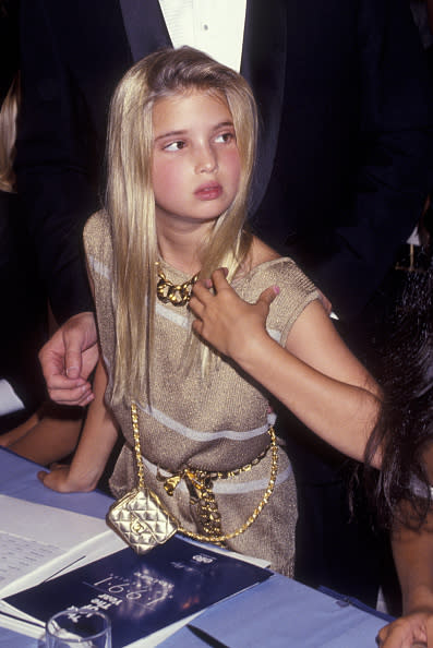 <p>Ivanka a los 10 años parecía teñirse el cabello muy rubio (nota en las raíces). Su estilo desde niña ha sido el lujo, esa cartera parece ser una mini Chanel. </p>