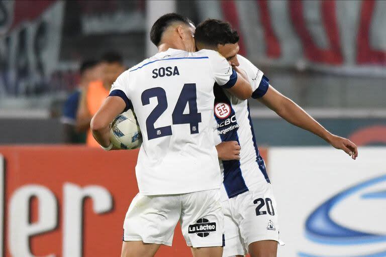 Ramón Sosa, autor del descuento de Talleres, abraza a Ruben Botta, la figura del partido en Córdoba.