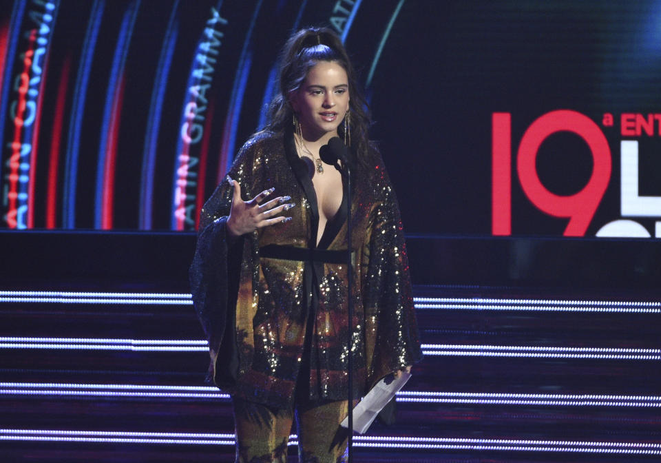 Rosalia recibe el premio a la mejor interpretacón urbana/fusión por "Malamente" en los Latin Grammy el jueves 15 de noviembre de 2018 en el MGM Grand Garden Arena en Las Vegas. (Foto Chris Pizzello/Invision/AP)