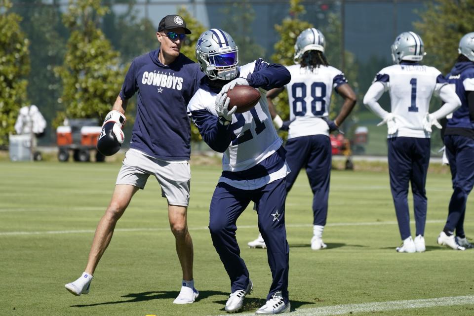 Dallas Cowboys running back Ezekiel Elliott (21) catches a ball as the team runs through drills during practice at the team's NFL football training facility in Frisco, Texas, Thursday, Sept. 23, 2021. (AP Photo/Tony Gutierrez)