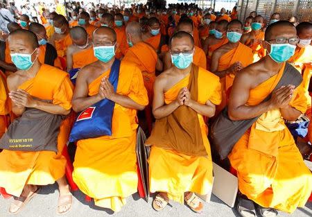 Buddhist monks chant at the gate of Dhammakaya temple in Pathum Thani province, Thailand February 19, 2017. REUTERS/Chaiwat Subprasom