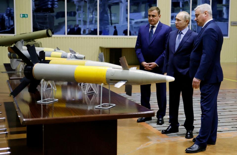 俄羅斯國防支出帶動工業生產，圖為總統普丁（中）去年12月參觀武器工廠。路透社