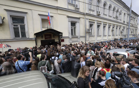 People gather outside the Basmanny district court during a hearing on the detention of Russian theatre director Kirill Serebrennikov, who was accused of embezzling state funds, in Moscow, Russia August 23, 2017. REUTERS/Tatyana Makeyeva