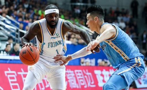 前丹佛金塊球星Ty Lawson（左）決勝節爆發，擋住北京首鋼反撲。（圖／翻攝自微博）