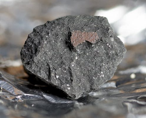 <span class="caption">There was little time for water from the Earth's atmosphere to contaminate the meteorite after it fell.</span> <span class="attribution"><span class="source">Trustees of the Natural History Museum</span>, <span class="license">Author provided</span></span>