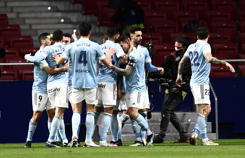 Los jugadores del Celta de Vigo celebran el gol de Santi Mina para abrir el marcador en el partido contra el Atlético de Madrid por la Liga española, el lunes 8 de febrero de 2021. (AP Foto/José Bretón)