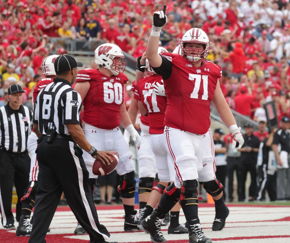 Cole Van Lanen (71) and his Badgers teammates on offense celebrate touchdown by Jack Coan during the first half. Milwaukee Journal Sentinel-Imagn Content Services, LLC