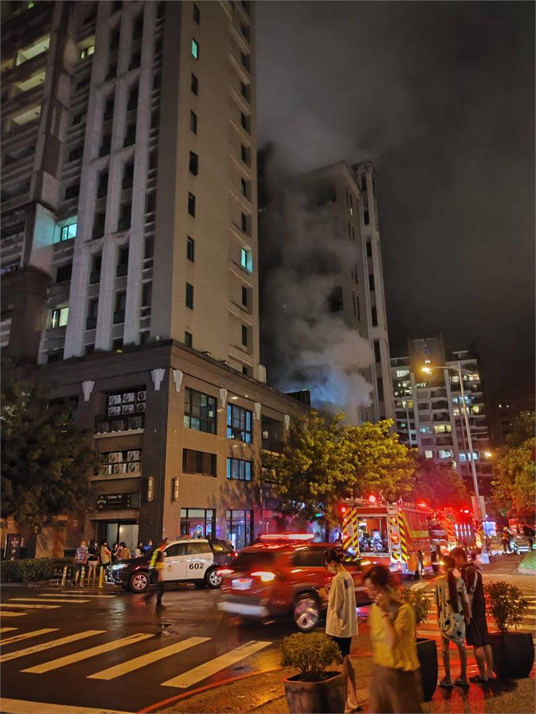 新竹竹北高樓晚間驚傳大火！　11消防車灌救幸無人員受傷受困