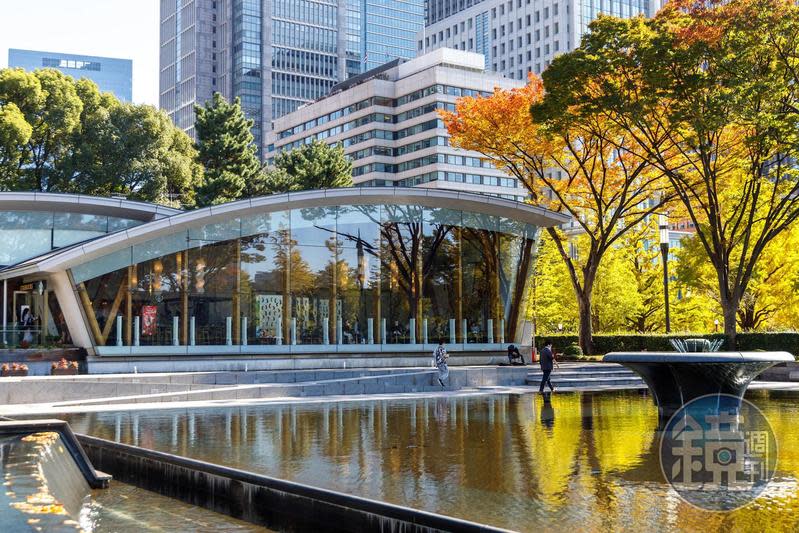 日本首間綠色星巴克開在皇居外苑旁，也是欣賞楓紅秋色的絕佳景點。