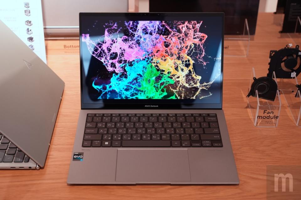 ▲華碩標榜全球最薄、重量僅1公斤的OLED筆電Zenbook S 13 OLED