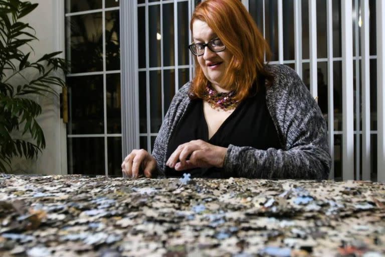 Elonka Dunin dedica parte de su vida a desentrañar el acertijo de Kryptos, y además lidera un grupo de personas que están enfocadas en lo mismo y que, cada dos años, se reúnen con el propio Sanborn