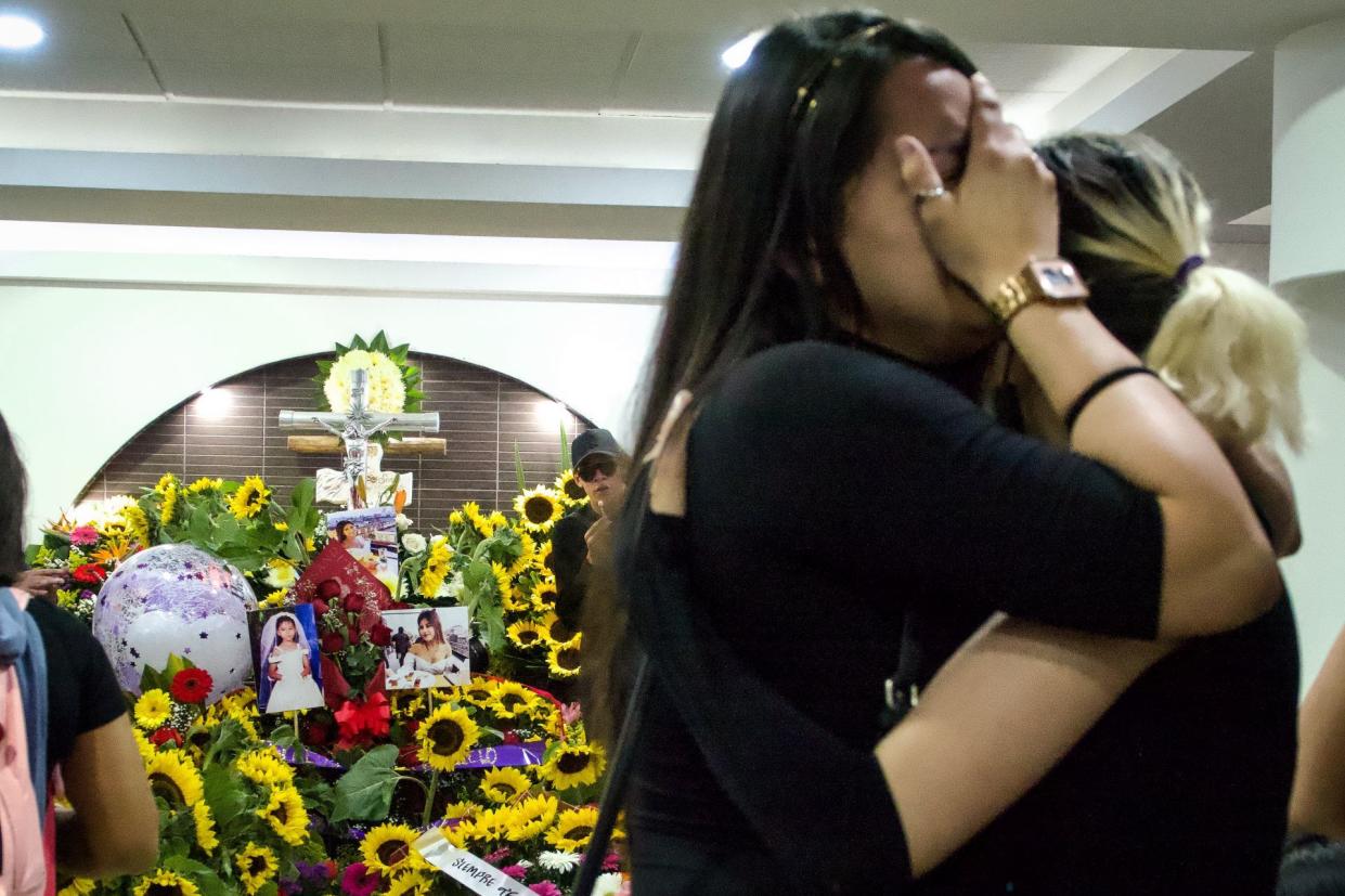 CIUDAD DE MÉXICO, 03NOVIEMBRE2022.- El cuerpo de Ariadna Fernanda llegó la tarde de este jueves a una funeraria en la Colonia Doctores. Fernanda fue encontrada sin vida en la Carretera Morelos luego de salir de un bar ubicado en la Colonia Condesa de la CDMX. 
FOTO: ROGELIO MORALES /CUARTOSCURO.COM