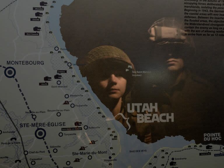 Chicos vestidos de uniforme se reflejan en una pantalla sobre la Playa de Utha, en el Utah Beach Landing Museum in Sainte-Marie-du-Mont, Francia.