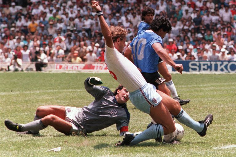 Terry Butcher fue uno de los cinco ingleses superados por la gambeta de Maradona, pero el único que intervino dos veces en la acción; su esfuerzo insuficiente en el cruce es el último obstáculo que supera el 10 argentino.