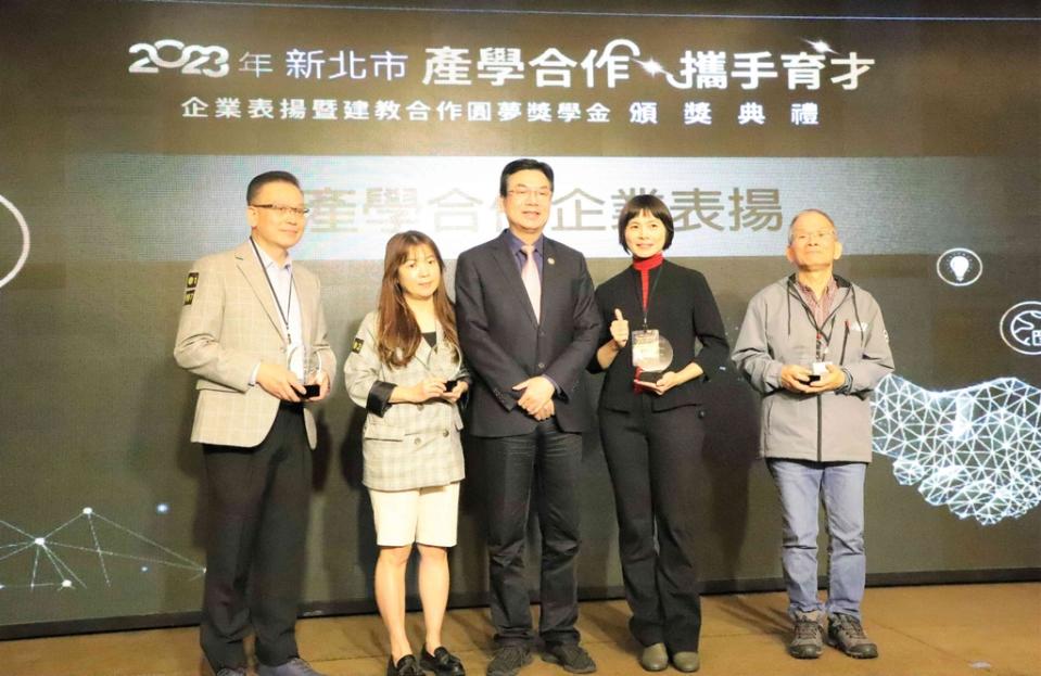 《圖說》劉和然頒發產學合作績優達30年機構獎。〈教育局提供〉