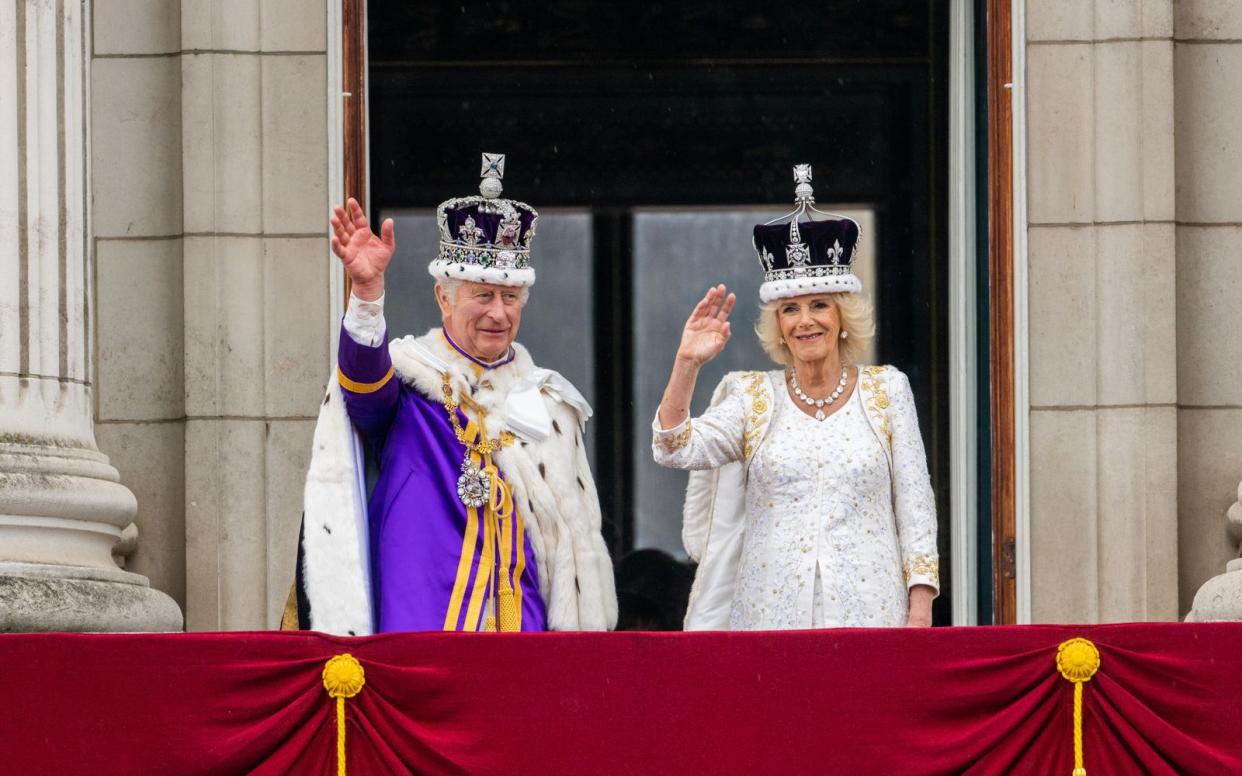 Nach ihrer offiziellen Krönung am Samstag überraschten König Charles III. und Königin Camilla am Sonntag mit einer Videobotschaft bei "American Idol".  (Bild: 2023 Getty Images/Brandon Bell)