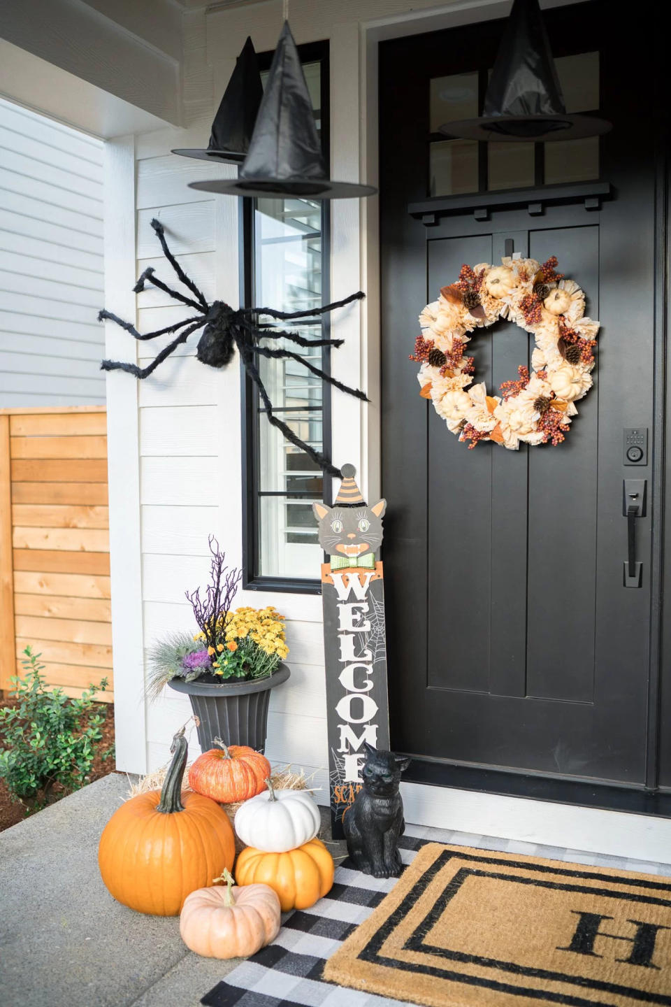 giant spider door decoration (The House of Hood )