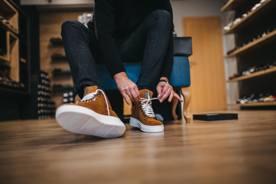 Otros artículos con descuentos notables: pantuflas, sandalias de baño, botines para mujer y tenis casuales. Foto de Getty Images. 