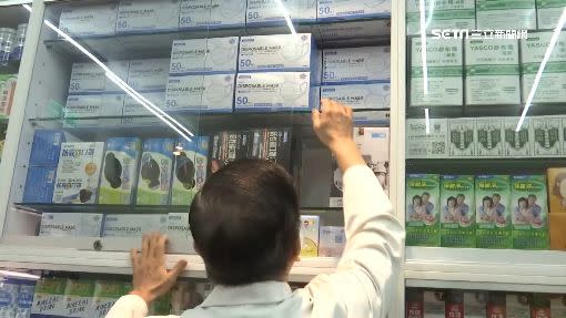 在台灣出現首例武漢肺炎疫情前，藥局架上仍有庫存，之後卻出現搶購潮。（圖／資料照）