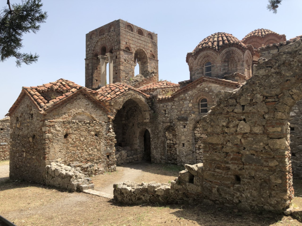 Otro ángulo de la Iglesia Bizantina De Agia Sofía en Mystras.