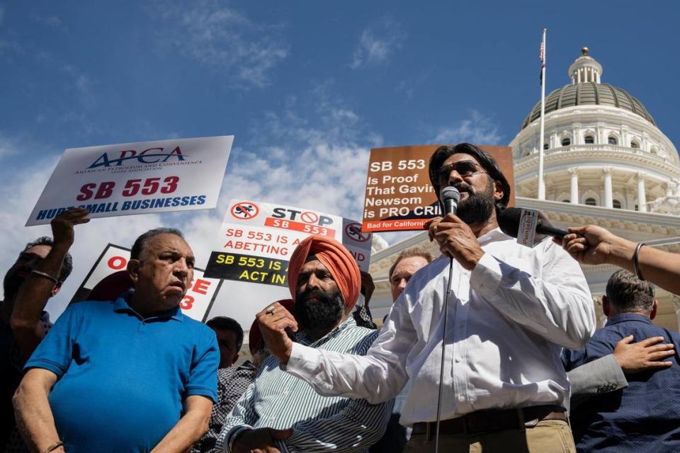 Jaskaran Sahota, organizador de una concentración, habla en contra del proyecto de ley 553 del Senado en el Capitolio estatal de Sacramento, el miércoles 16 de agosto de 2023.