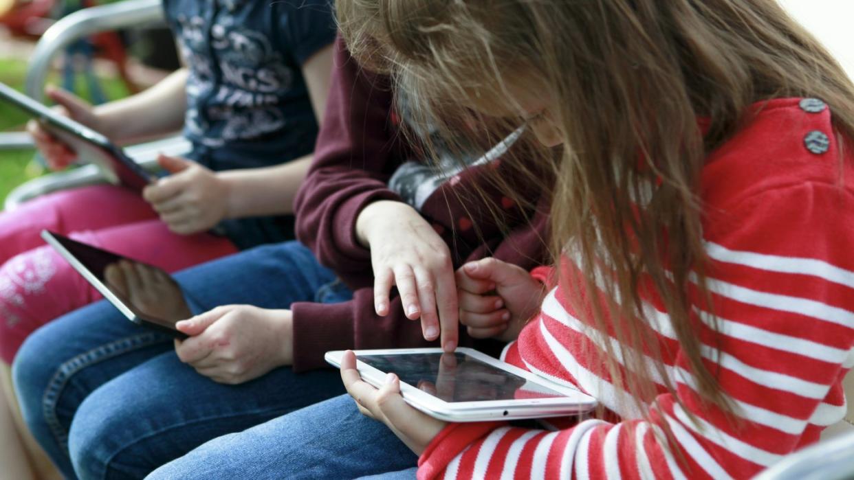 Ständiges Starren auf Displays kann bei Kindern Kurzsichtigkeit verursachen. Foto: Silvia Marks/dpa-tmn