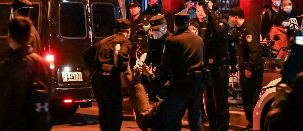 Les policiers chinois ont multiplié les arrestations lors de manifestations contre la politique sanitaire du gouvernement.   - Credit:HECTOR RETAMAL / AFP