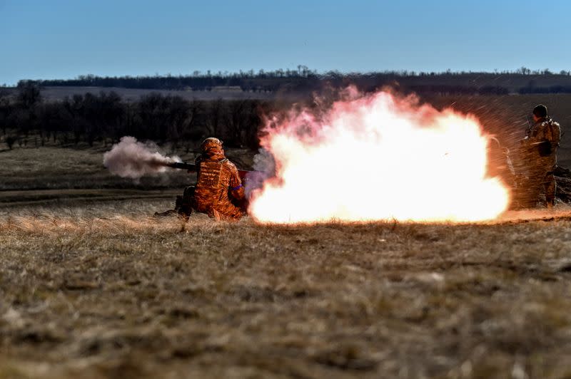 Militares ucranianos disparan con un lanzagranadas antitanque SPG-9 durante un ejercicio militar en la región de Zaporiyia