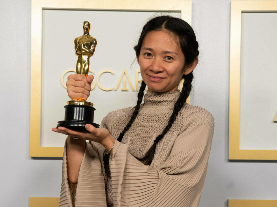 Chloé Zhao mit ihrem Regie-Oscar. (Bild: imago images/ZUMA Press)