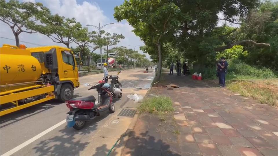 油管破裂溢流路面　女騎士不慎滑倒摔車送醫