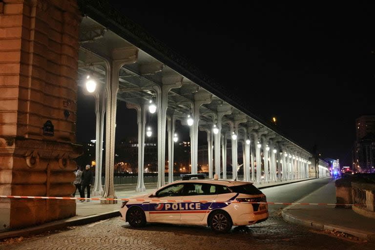 Un auto de la policía está estacionado en un perímetro de seguridad después de que una persona muriera y otras dos resultaran heridas en un ataque con cuchillo en París, el 2 de diciembre de 2023. (Dimitar DILKOFF / AFP)