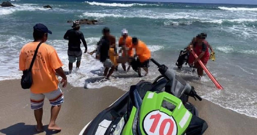 1名美籍男子在恆春鎮船帆石溺水，救起時已無生命跡象，緊急送醫搶救。（圖／翻攝畫面）