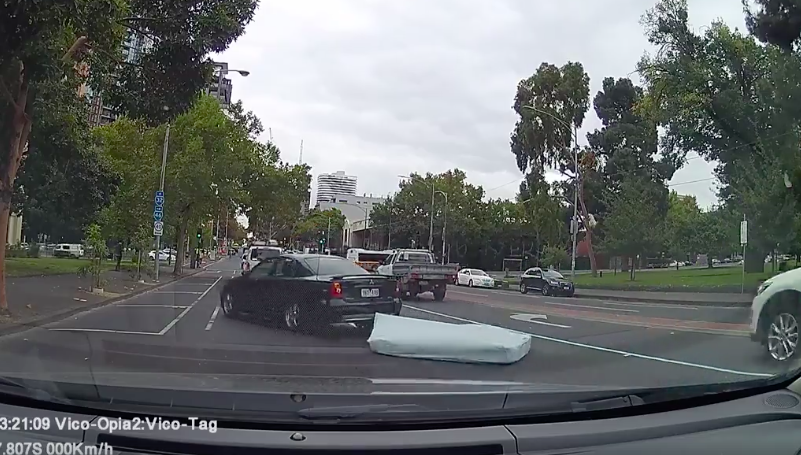 The driver appears to be clueless about the mishap, pulling over to the side of the road with the mattress in tow. Source: Facebook/ Dash Cam Owners Australia