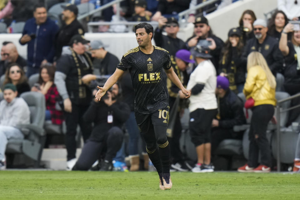 El mexicano Carlos Vela, de Los Angeles FC, festeja tras convertir un penal ante los Timbers de Portland, el sábado 4 de marzo de 2023 (AP Foto/Jae C. Hong)