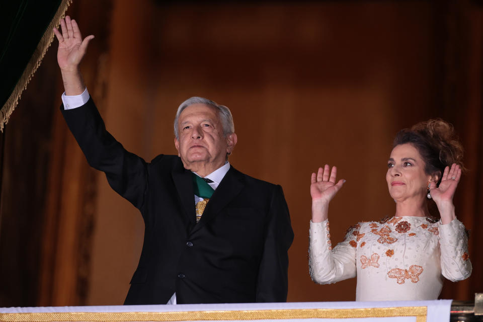 El presidente Andrés Manuel Ló y su esposa, Beatriz Gutiérrez Müller desde el balcón presidencial en la ceremonia del Grito. Foto: Héctor Vivas/Getty Images