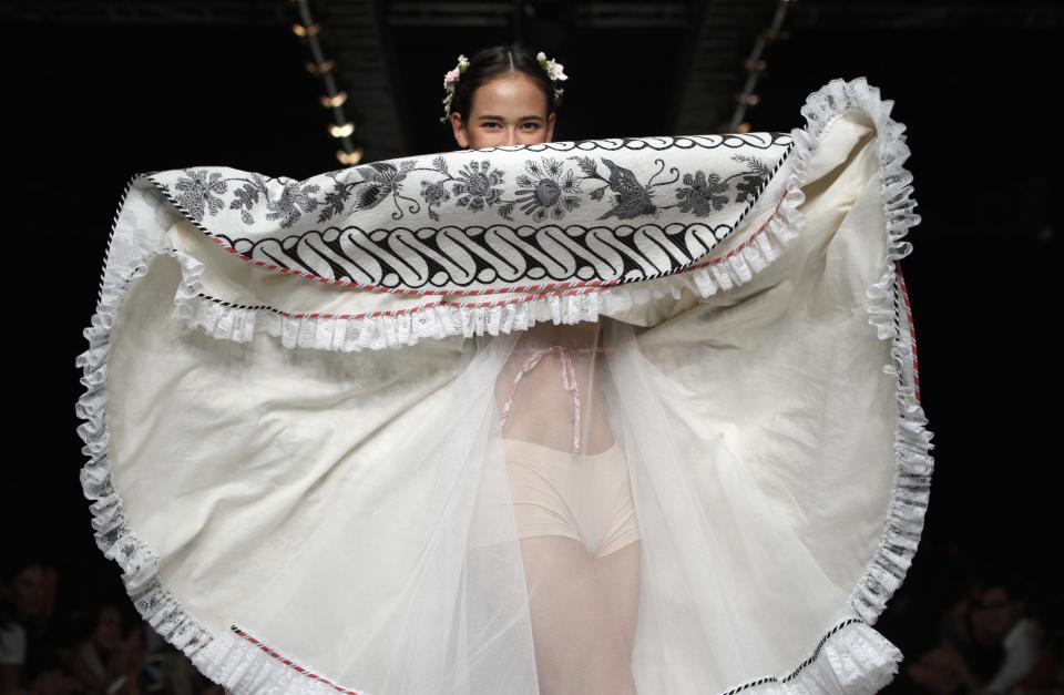 RNPS - PICTURES OF THE YEAR 2013 - A model presents a creation by Indonesian designer Edward Hutabarat during a Fashion Week show in Jakarta, October 21, 2013. REUTERS/Beawiharta (INDONESIA - Tags: FASHION TPX)