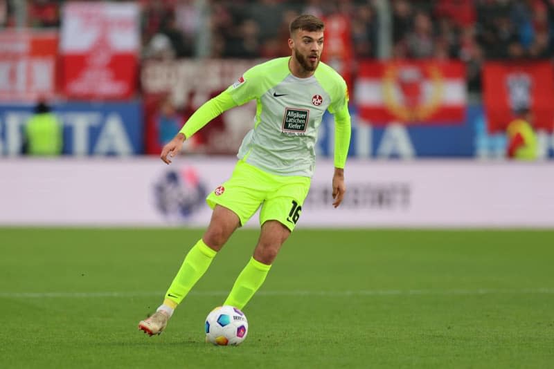 Kaiserslautern's Julian Niehues in action during the German 2nd Bundesliga soccer match between SV Wehen Wiesbaden and 1. FC Kaiserslautern at BRITA-Arena. Heidenheim have signed midfielder Julian Niehues on a contract until 2027 from next season onwards, the Bundesliga club said on Thursday. Jörg Halisch/dpa