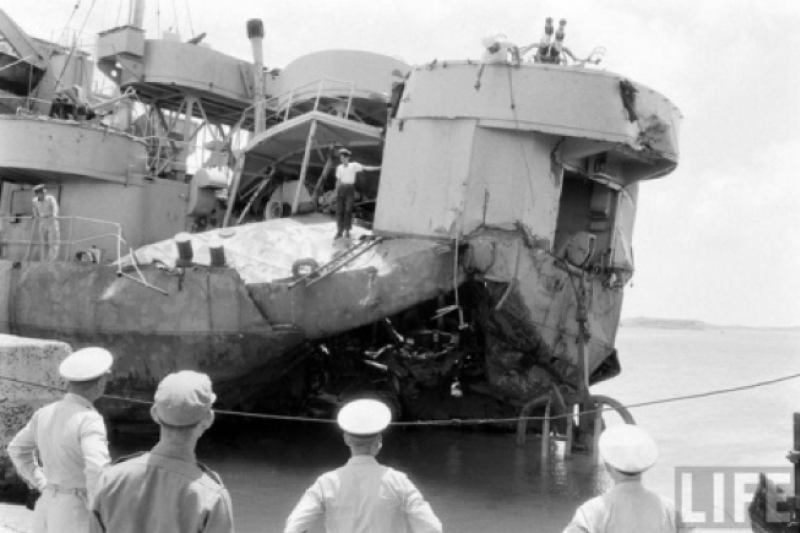 圖片1：海戰後被拖回澎湖馬公港的中海艦，可清楚看見遭魚雷攻擊後，船艉嚴重扭曲變形，原登於《生活雜誌（Life）》上之中海艦新聞圖片。（作者提供）