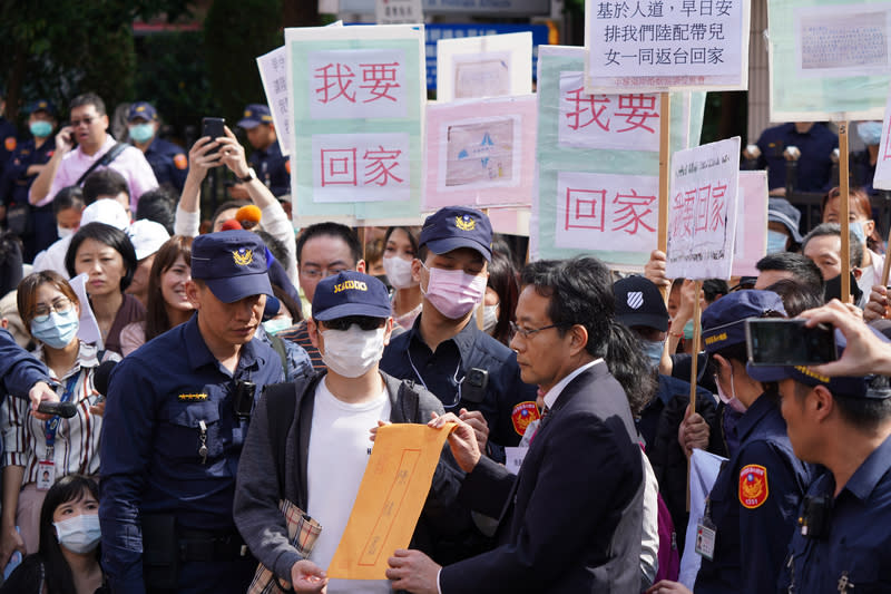 滯湖北國人家屬赴陸委會陳情 (圖)