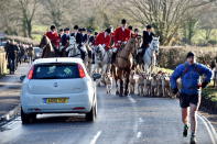 <p>Beim traditionellen „Avon Vale Hunt“ treffen sich Reiter im englischen Lacock zur Fuchsjagd. (Bild: Rufus Cox/Getty Images) </p>