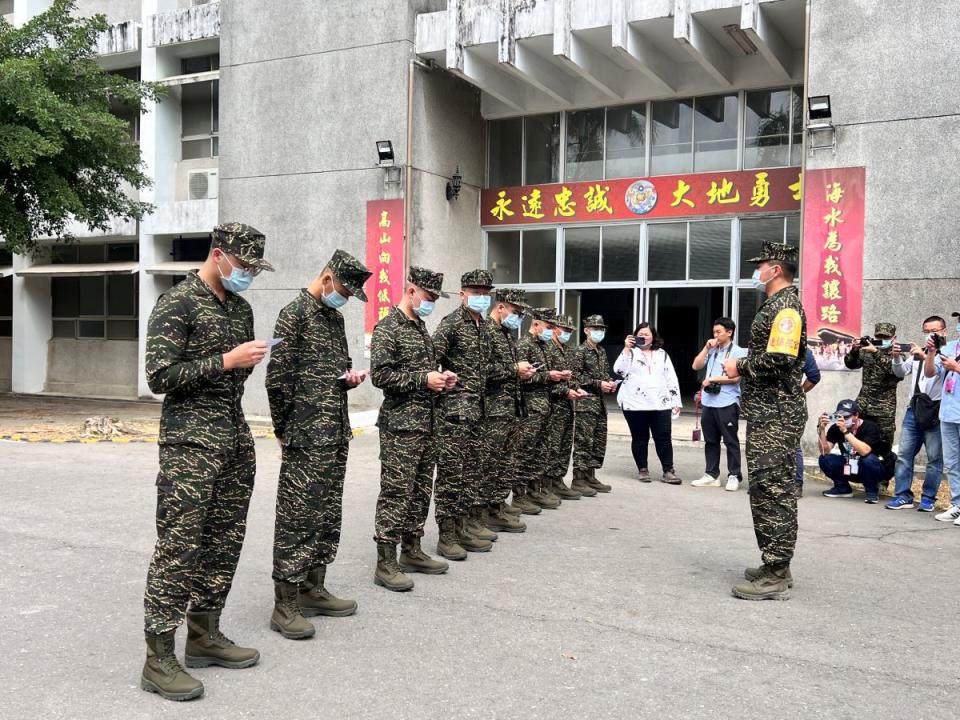 換上軍服，正式展開為期一年當兵的日子。（圖：溫蘭魁攝）